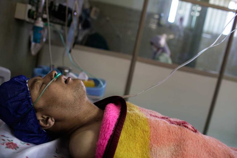 Ghaffar in the bed a few minutes after the transplantation. Iran, November 2014.